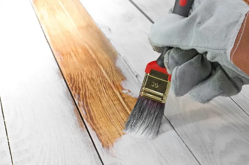 Czym malować drewno na szaro? Najlepsze metody i produkty do malowania