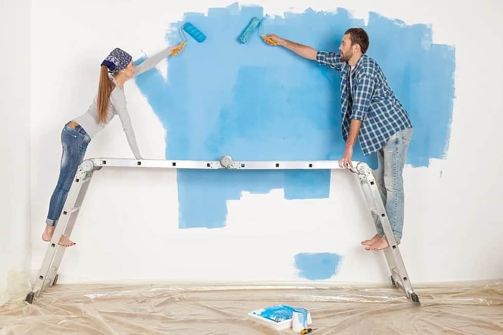 Kiedy malować mieszkanie? Poznaj najlepsze pory i warunki do malowania