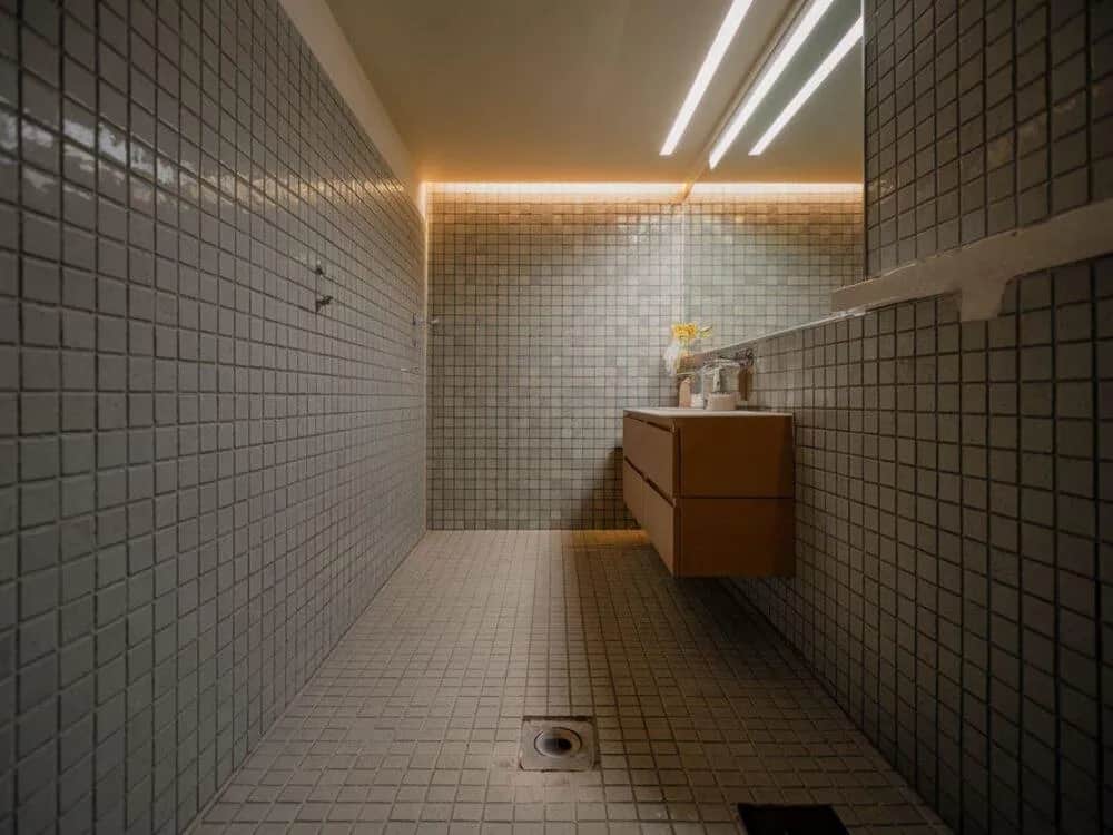 Co położyć na stare płytki w łazience? Najlepsze metody i porady.