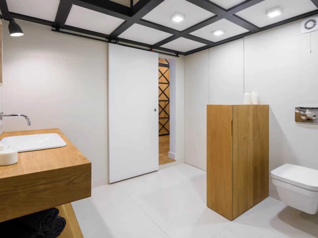 Jak zrobić drzwi przesuwne do łazienki – krok po kroku z najlepszymi poradami