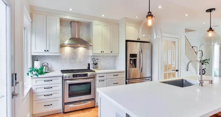 Jak wybrać idealny żyrandol do białej kuchni, by oświetlić wnętrze?