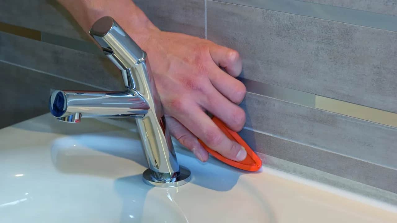 Jak nakładać silikon w łazience, by uniknąć pleśni i wilgoci