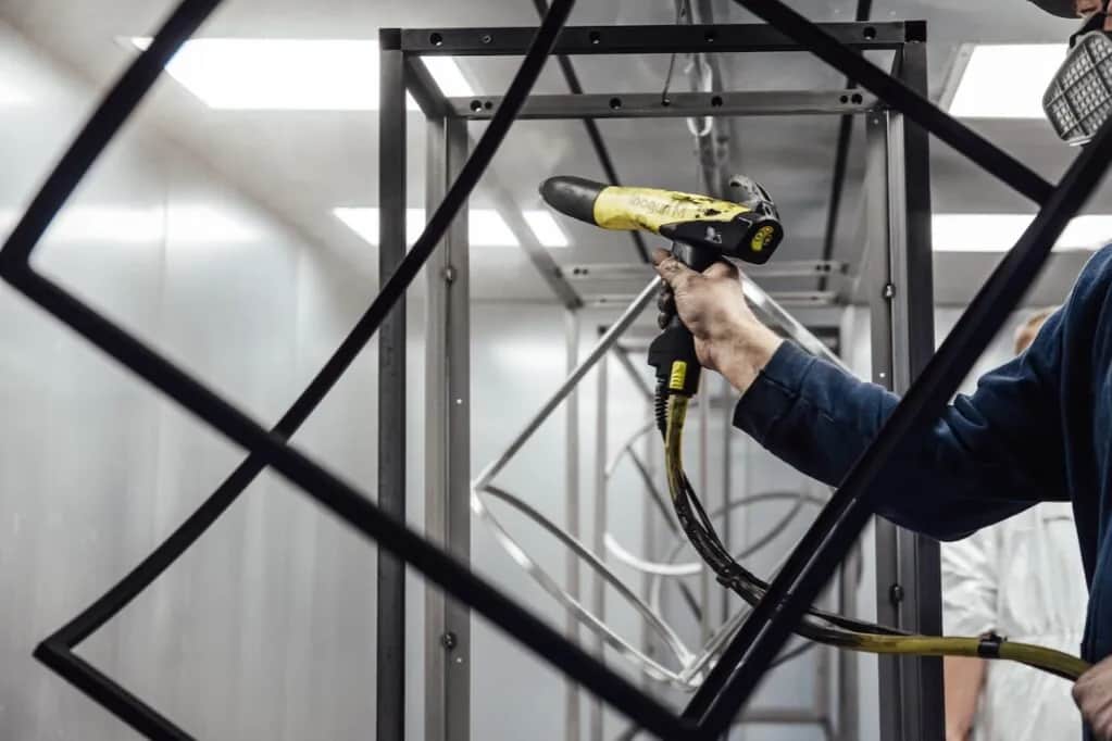 Jak rozpoznać malowanie proszkowe? Kluczowe cechy i zastosowanie tej metody