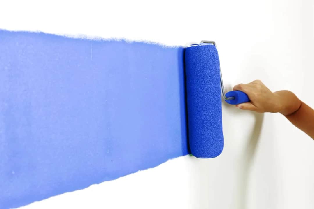 Czy można malować tapety? Sprawdź, jakie tapety nadają się do farbowania