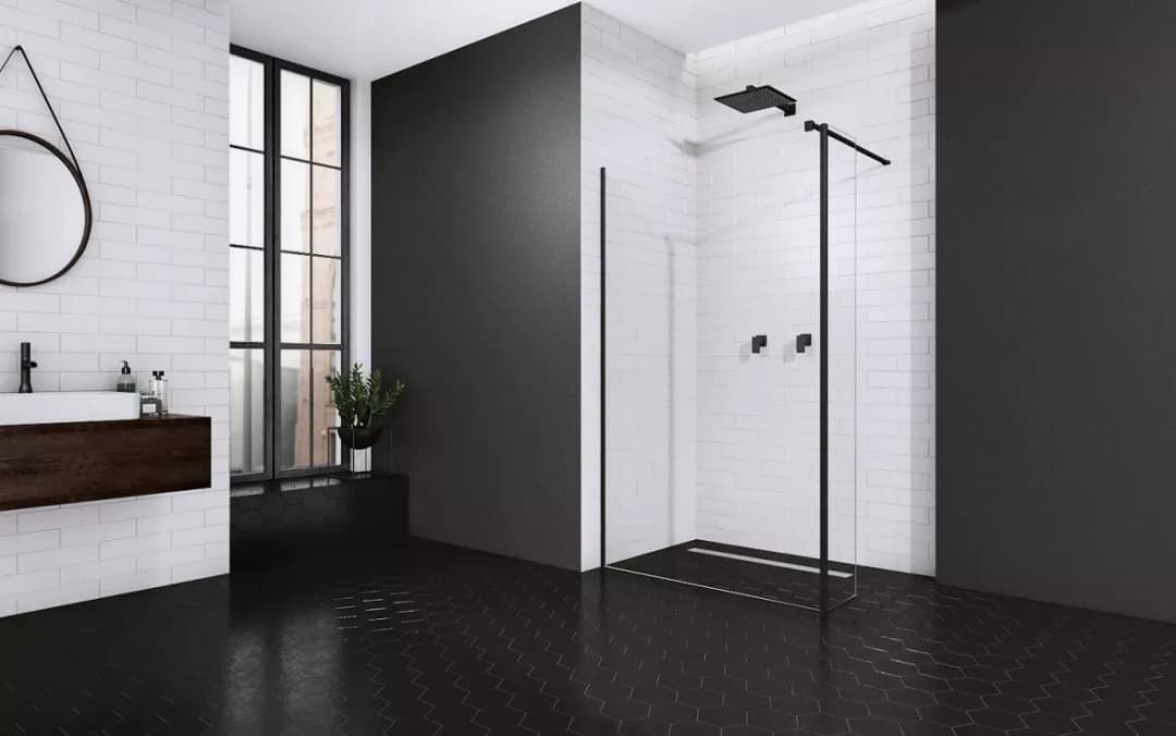 Ciemna podłoga w małej łazience – stylowe rozwiązanie czy pułapka?