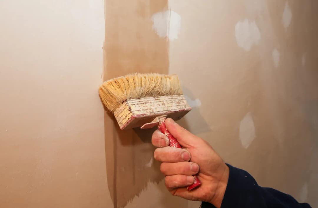 Czy można malować ściany bez gruntowania? Kiedy to jest możliwe i bezpieczne