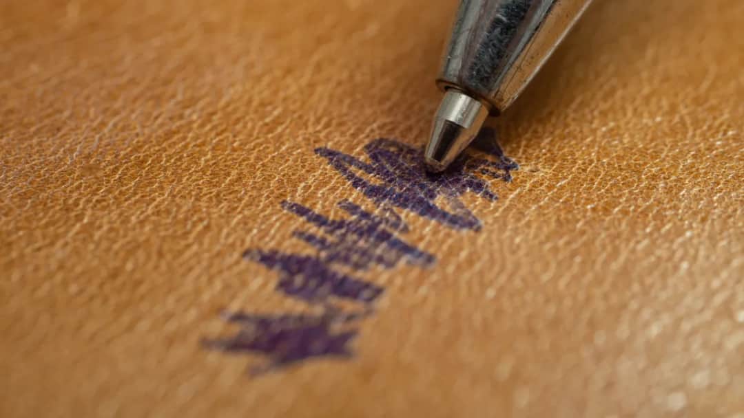 Skuteczne sposoby na to, czym zmyć długopis z mebli bez uszkodzeń