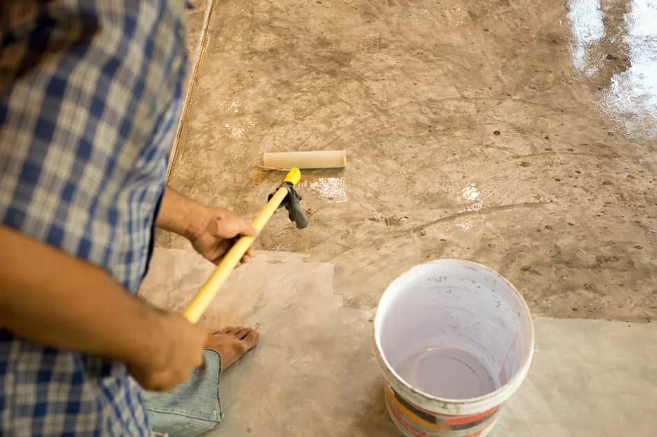 Czym malować posadzkę betonową, aby osiągnąć doskonały efekt?