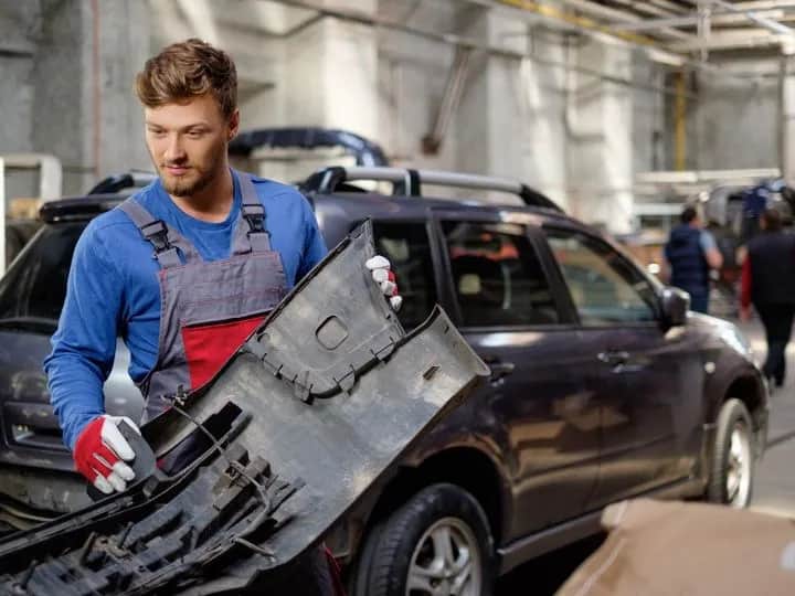 Ile kosztuje malowanie zderzaka tylnego? Kluczowe czynniki wpływające na cenę.