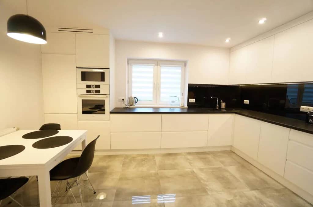 Jakie płytki do kuchni na wysoki połysk wybrać? Zalety i wady płytek