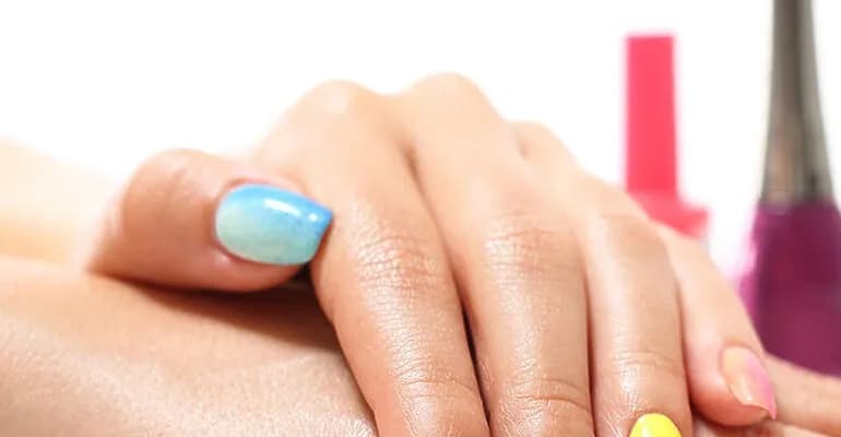 Czy malowanie paznokci lakierem hybrydowym bez lampy jest możliwe? Poznaj prawdę!