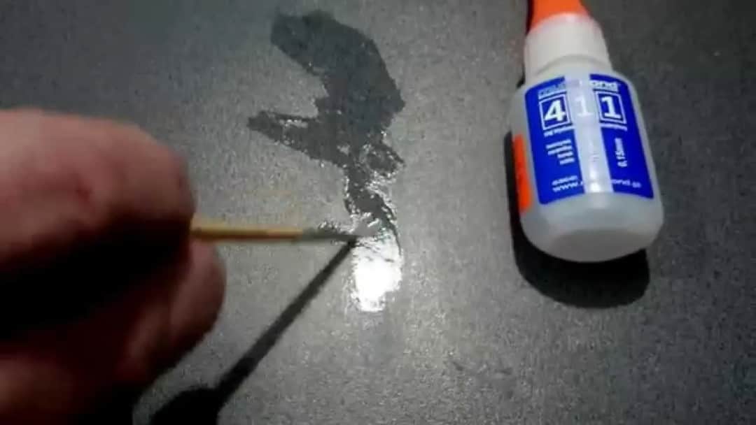 Jak skutecznie usunąć klej super glue z mebli bez ryzyka uszkodzenia