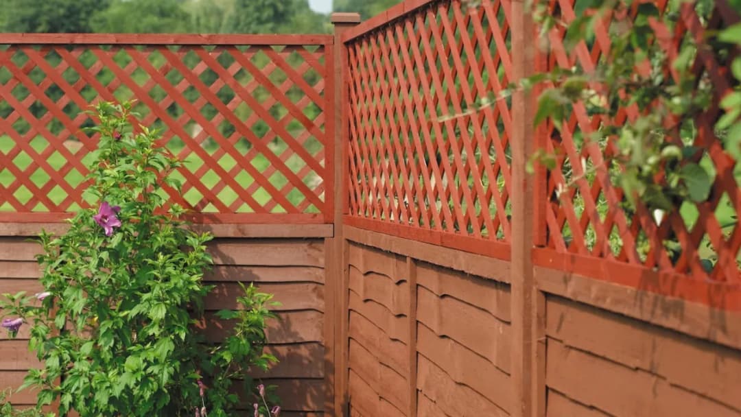 Czym malować sztachety olchowe? Kluczowe techniki i materiały do wyboru