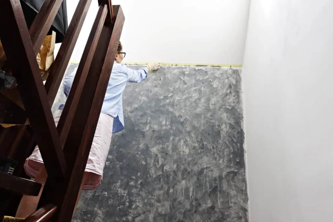 Jak malować ściany gąbką i uniknąć najczęstszych błędów malarskich