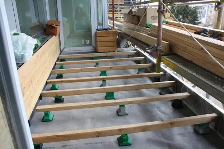 Kotwy pod legary: jak wybrać najlepsze do stabilnych konstrukcji?