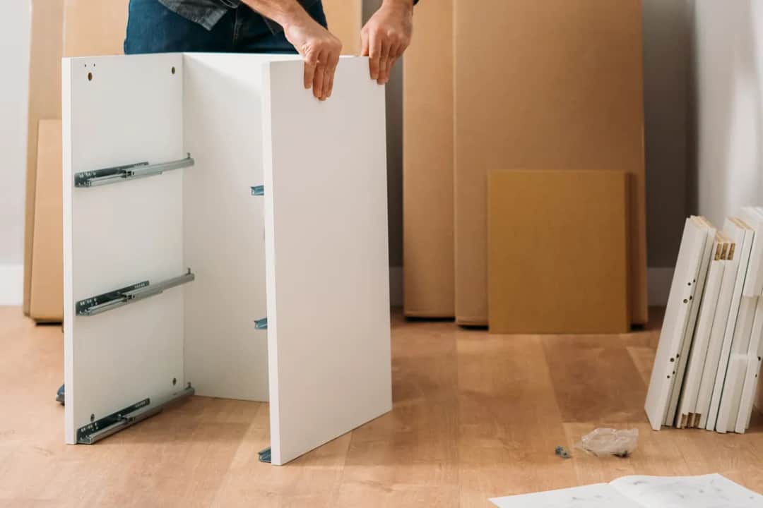 Ile zarabia monter mebli IKEA? Sprawdź zarobki w Polsce i ich zróżnicowanie