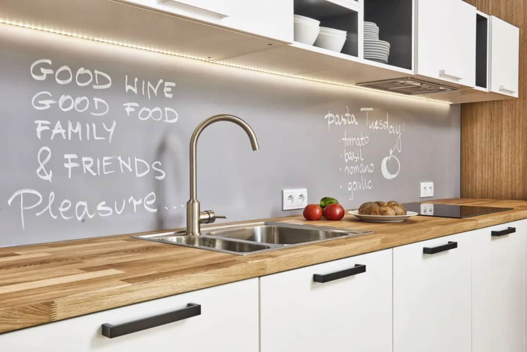 Alternatywy dla płytek w kuchni nad zlewem - nowoczesne materiały i styl