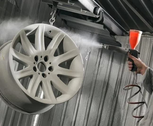 Malowanie felg proszkowo czy natryskowo – która metoda jest lepsza?