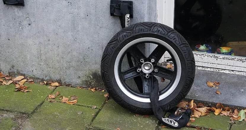 Kotwa do motocykla - jak wybrać najlepsze zabezpieczenie przed kradzieżą