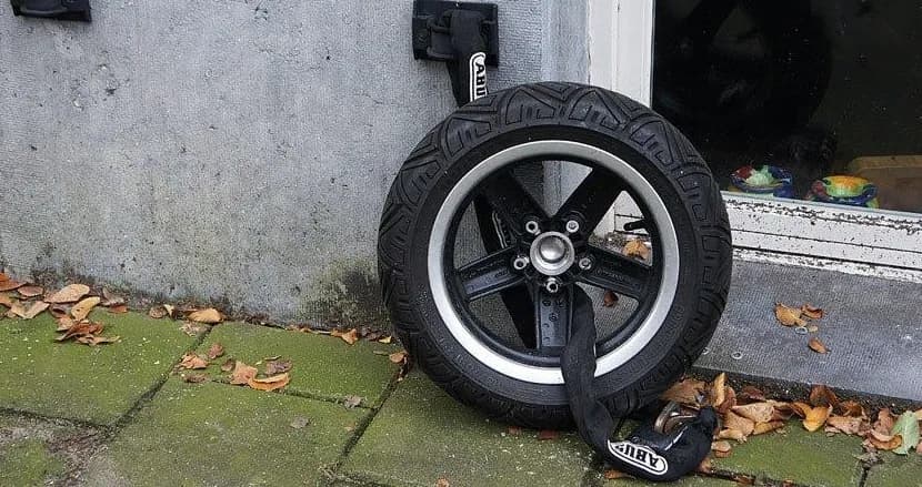 Kotwa do motocykla - jak wybrać najlepsze zabezpieczenie przed kradzieżą