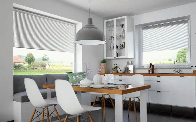 Jakie dodatki do szaro-białej kuchni nadadzą wnętrzu niepowtarzalny charakter