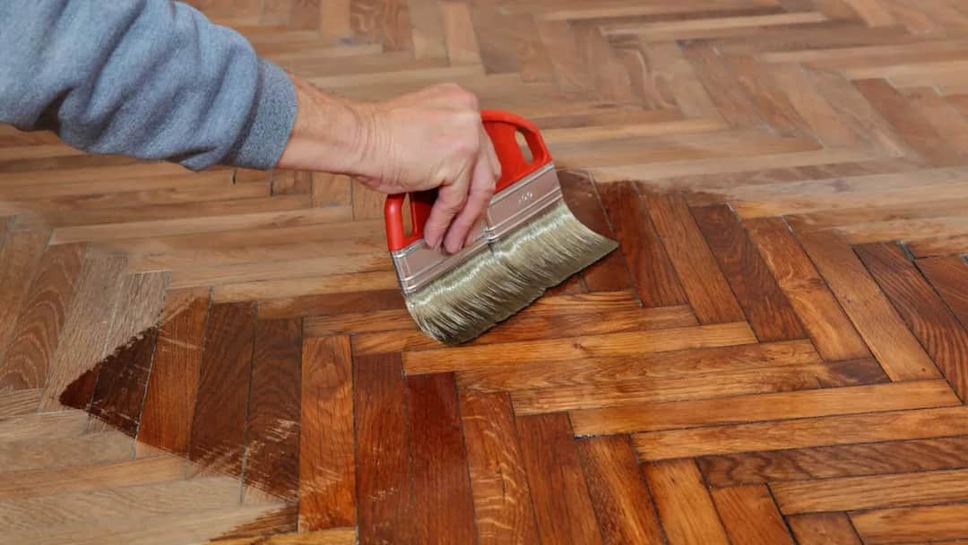 Jak malować drewno lakierobejcą - skuteczne techniki i porady dla każdego