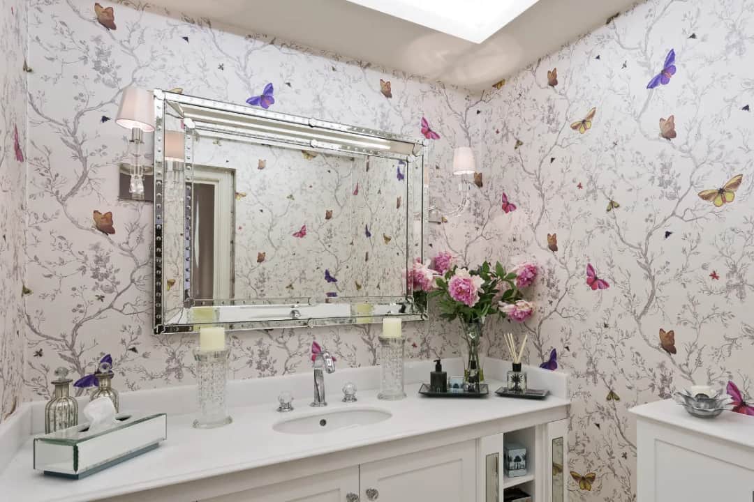 Jaka tapeta do małej łazienki? Wybierz idealny wzór i kolor dla przestrzeni