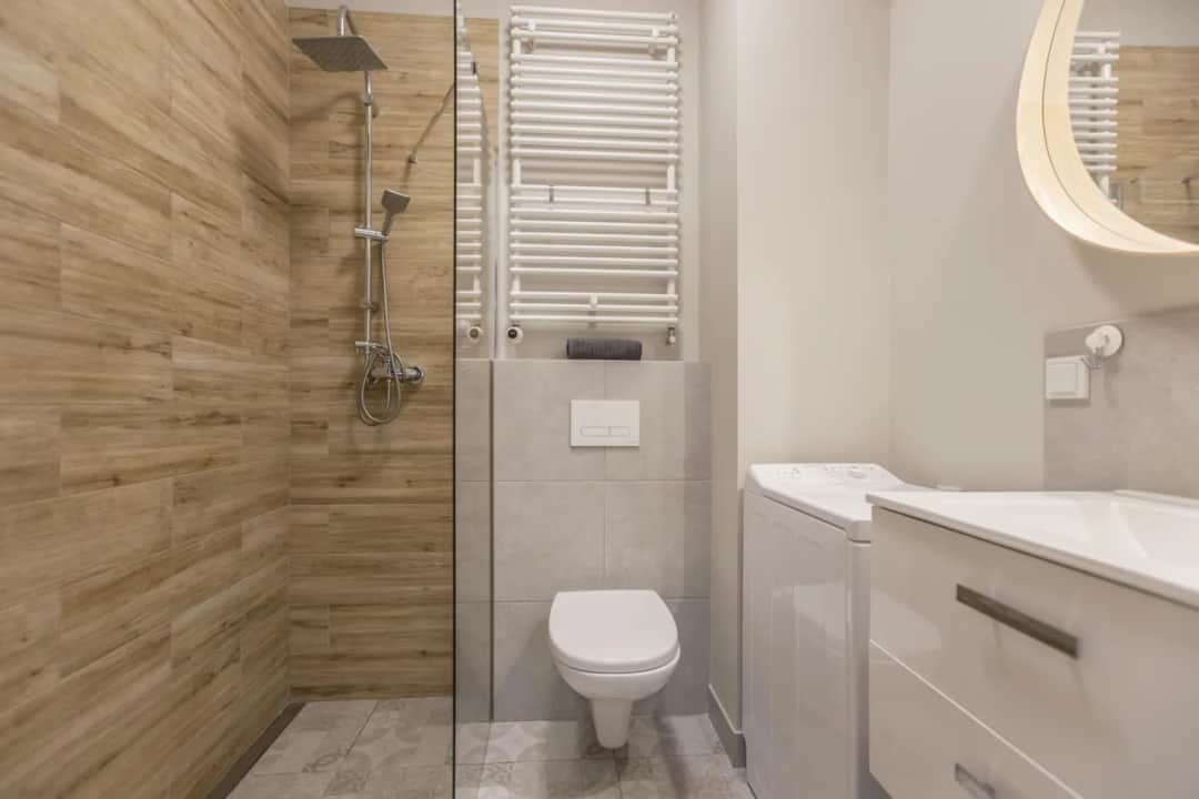 Jak urządzić bardzo małą łazienkę: 7 praktycznych rozwiązań