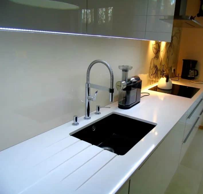 Czy biały blat w kuchni jest praktyczny? Poznaj zalety i wady!