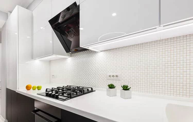 Kuchnia biała matowa czy połysk – co wybrać dla idealnego wnętrza?