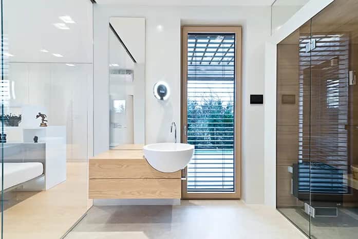 Jakie okna do łazienki wybrać, aby zapewnić prywatność i wentylację?