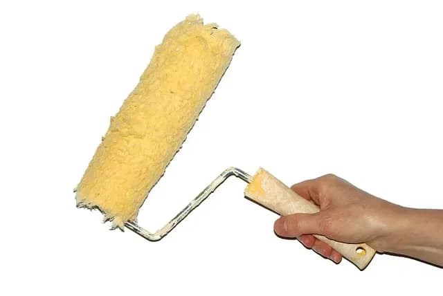 Jaki wałek do malowania farbą lateksową wybrać, aby uniknąć smug?