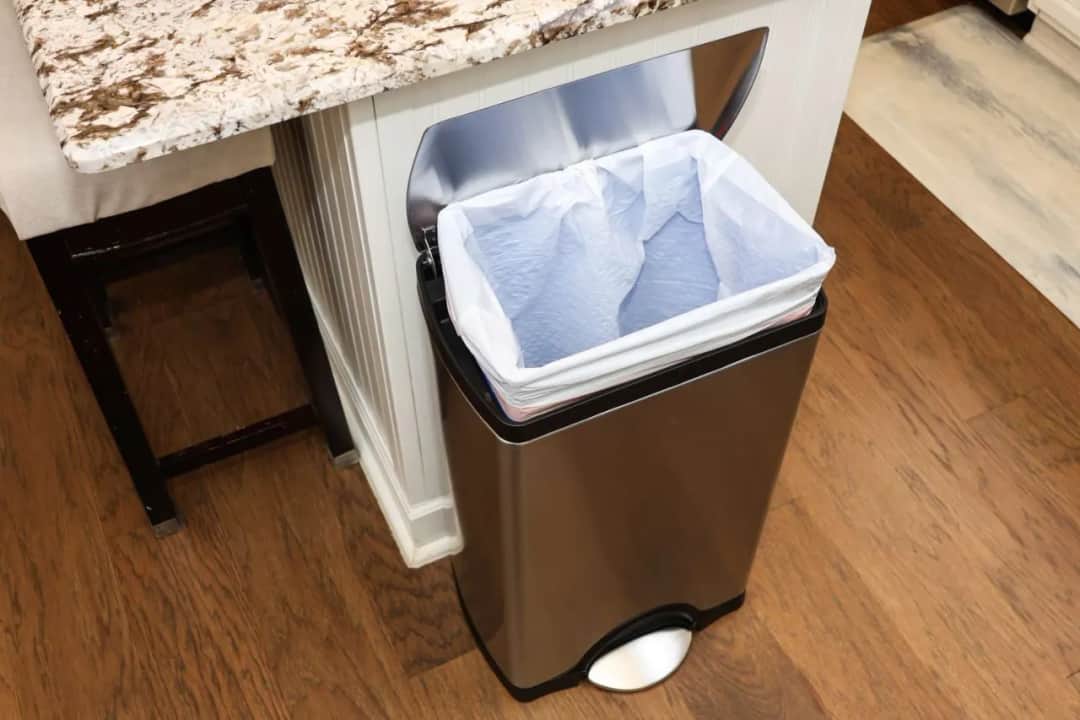 Jaki kosz na śmieci do kuchni wybrać, aby uniknąć bałaganu i frustracji?