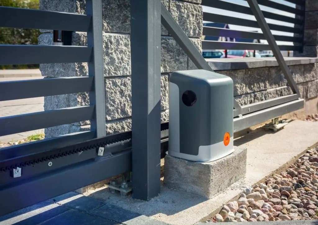 Kotwa do montażu bram i furtek w słupkach betonowych - jak wybrać i zamontować?