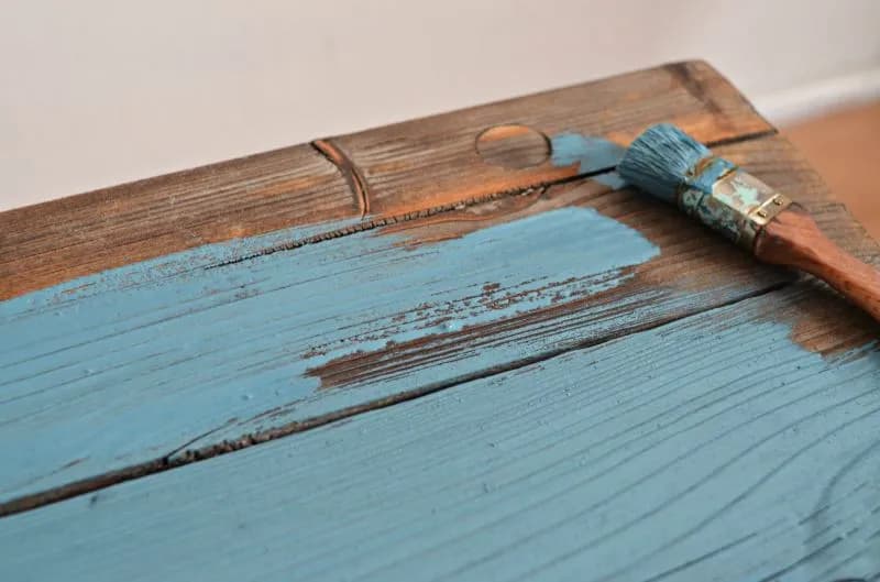 Jak skutecznie malować farbą kredową? Sprawdzone metody i narzędzia