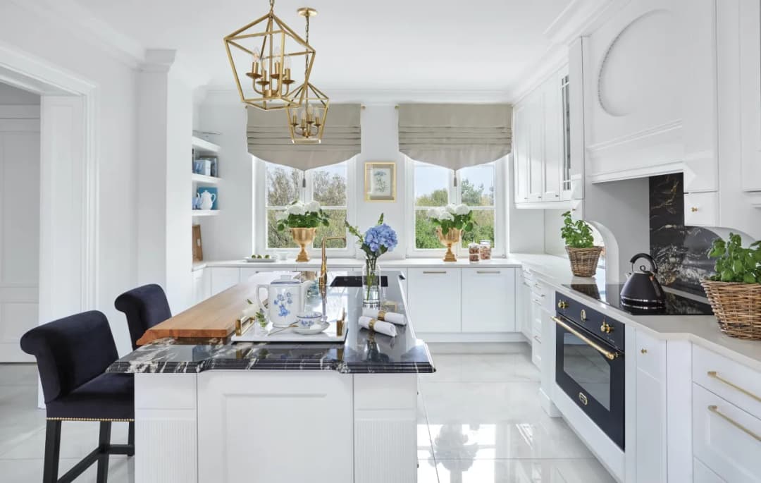 Jakie style i kolory najlepiej pasują do salonu z białą kuchnią?