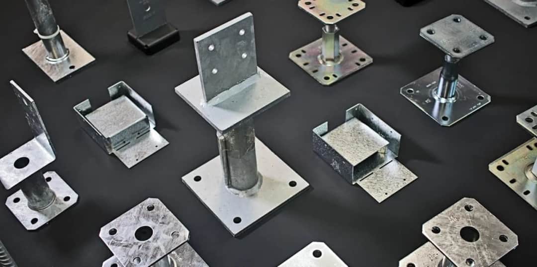 Kotwa do mocowania słupów drewnianych - jak wybrać najlepsze rozwiązanie?