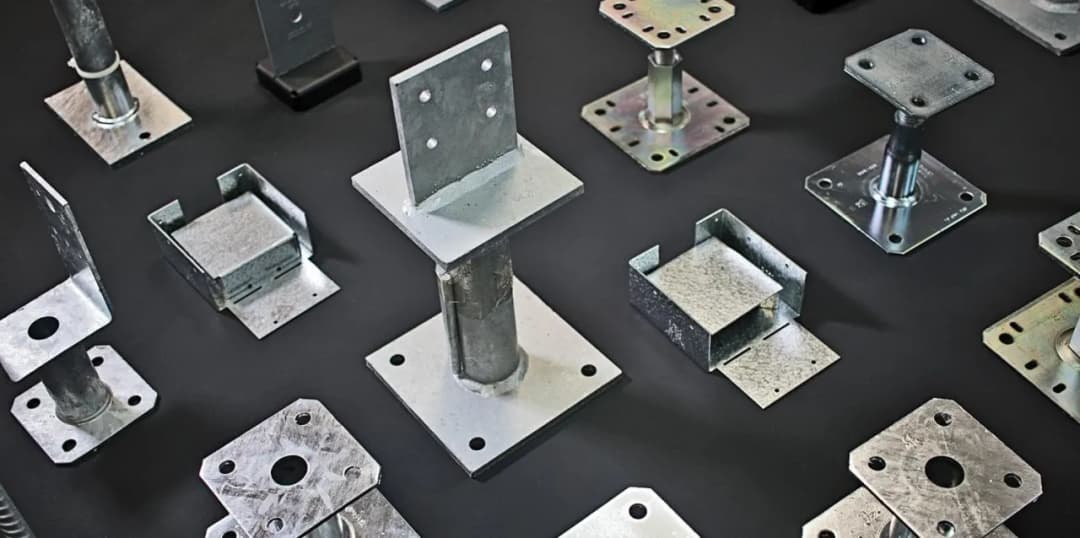 Kotwa do mocowania słupów drewnianych - jak wybrać najlepsze rozwiązanie?