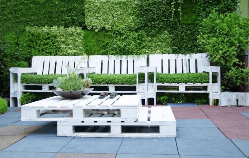 Jak skutecznie malować palety na biało - sprawdzone metody i materiały