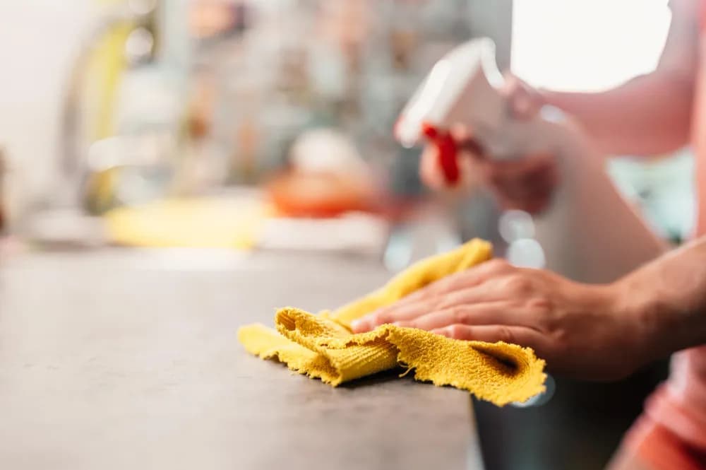 Czym myć meble kuchenne? Skuteczne metody i najlepsze środki czyszczące