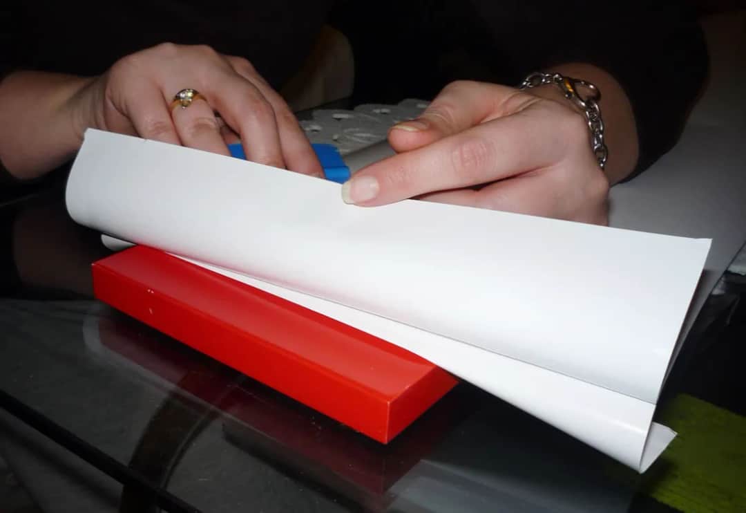 Jak usunąć folię samoprzylepną z mebli - skuteczne metody krok po kroku