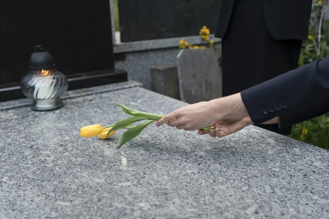 Pomniki Granitowe vs. Inne Materiały: Dlaczego Granit to Król w Kamieniarstwie?