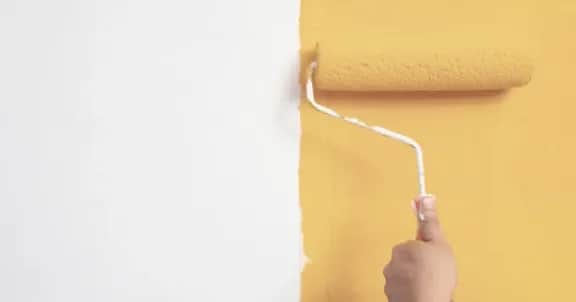 Jakim wałkiem malować farbą tablicową, aby uniknąć smug?