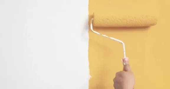 Jakim wałkiem malować farbą tablicową, aby uniknąć smug?