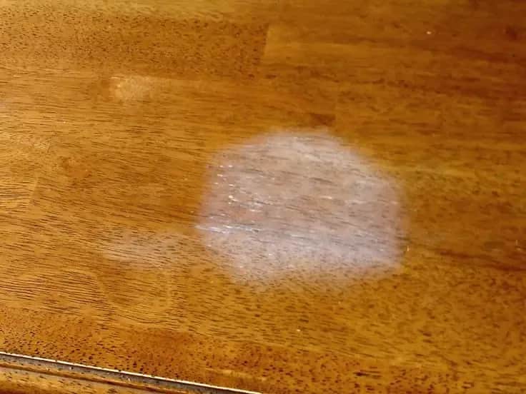Skuteczne metody, jak usunąć przebarwienia na meblach domowymi sposobami