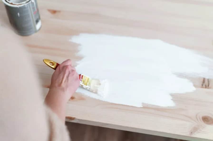 Jak skutecznie malować sklejkę? Wskazówki i techniki przygotowania