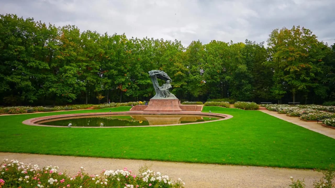 Zabytki w Łazienkach: co warto zobaczyć i dlaczego zachwycają?