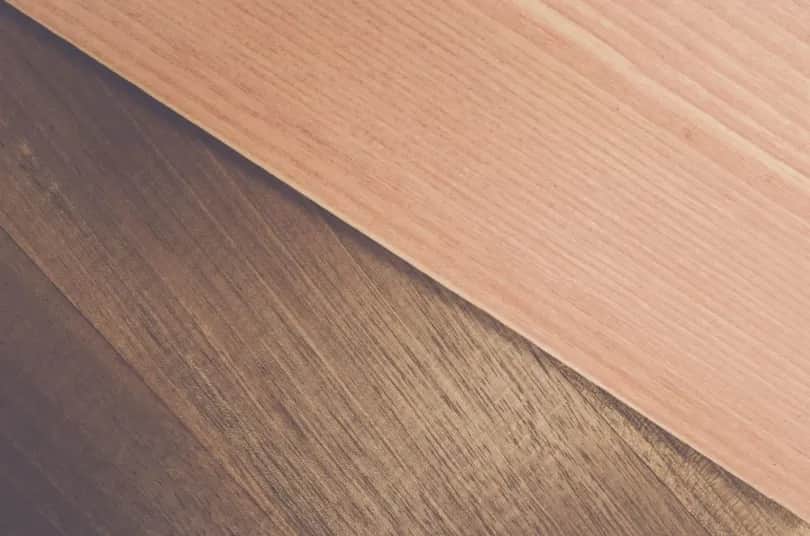 Czym malować fornir, aby uzyskać doskonałe efekty w renowacji?