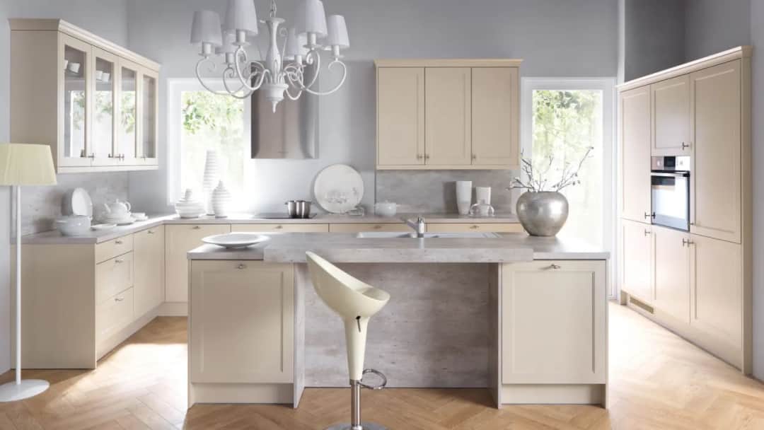 Jak umeblować kuchnię z dwoma oknami - zalety, wady i praktyczne porady