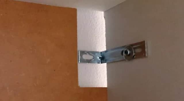 Jak przymocować meble do ściany, by uniknąć ich przewrócenia?